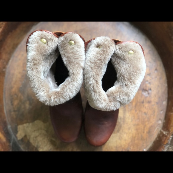 Adorable Ugg lined heeled boots - Picture 3 of 7